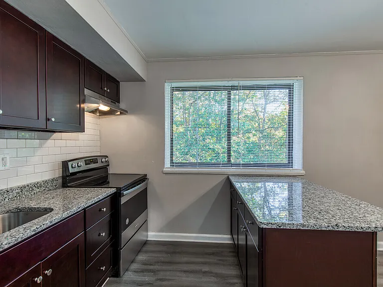 Parkway Garden Apartments — Photo 11