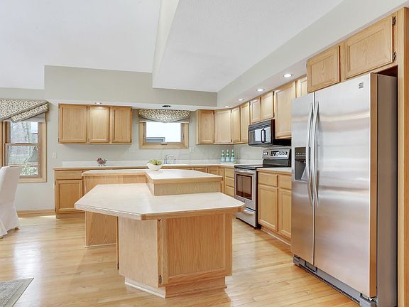 3rd image of 977 Bryn Mawr Dr
