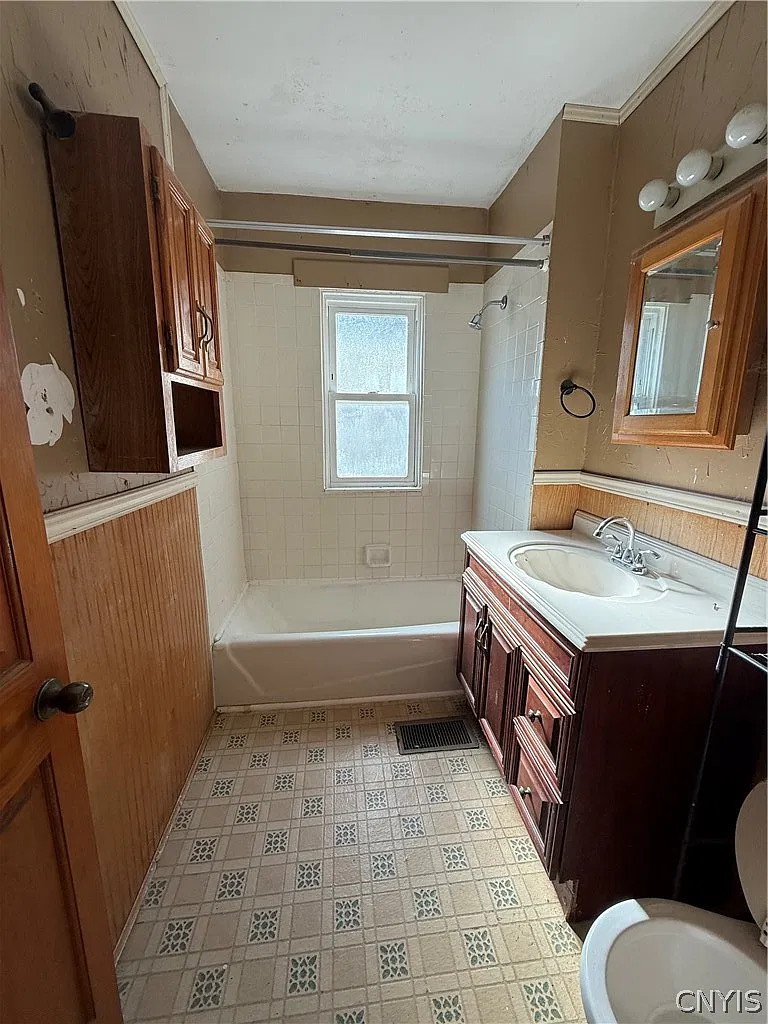 4 bed, 1.0 bath, 1378 sqft, $2,500 — Photo 4