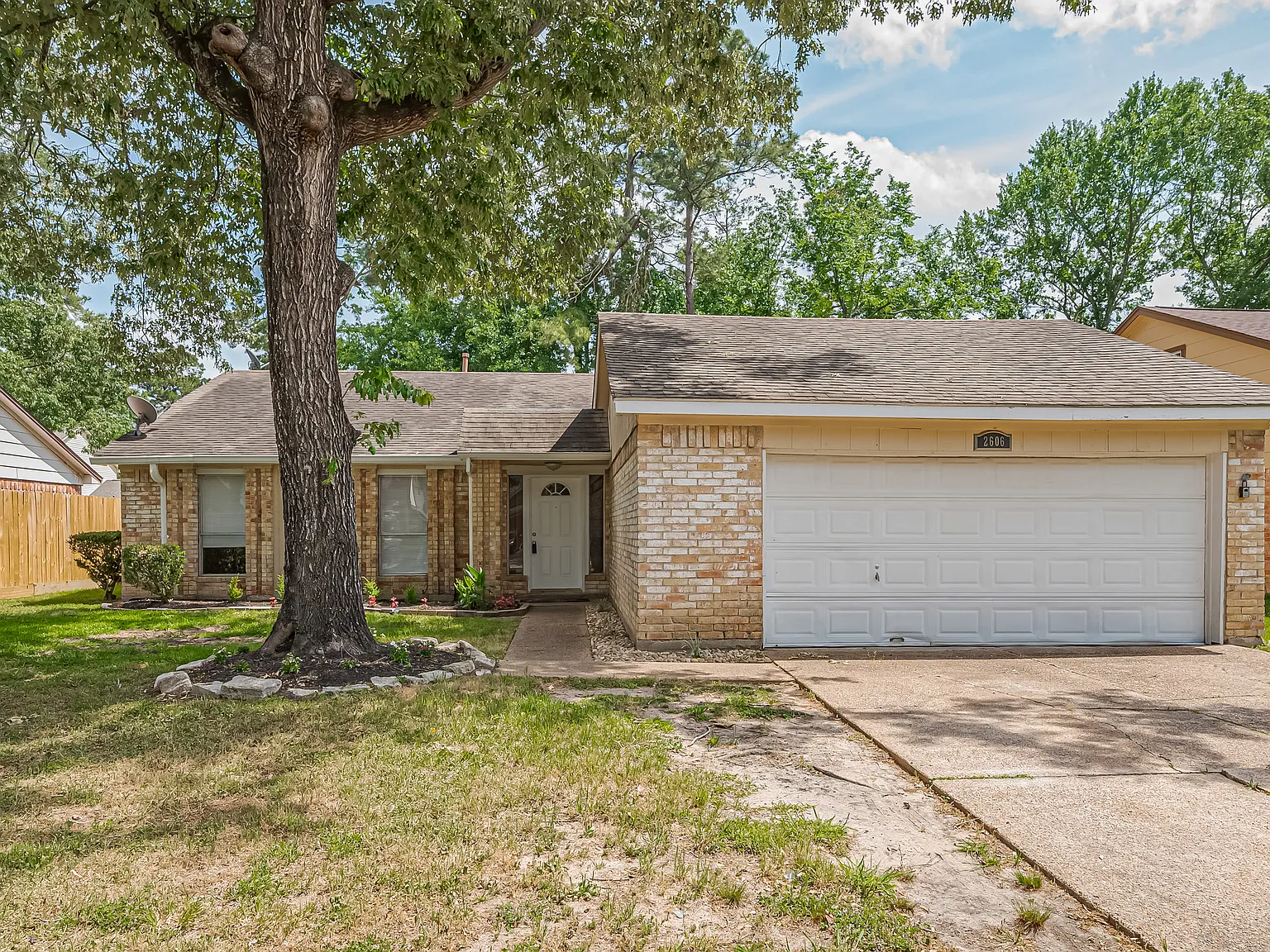 2606 Lexington Woods Dr — Photo 2