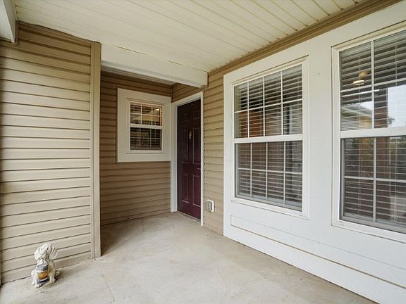 5th image of 18 Ellington Commons Ln