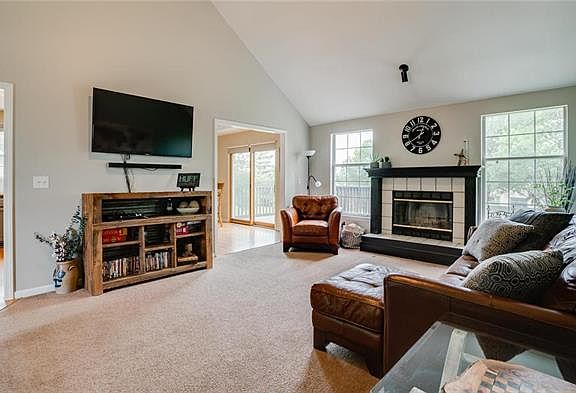 4th image of 220 NE Nightshade Ct