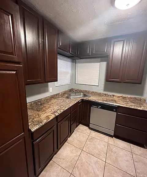 315 E Pipkin St — Photo 2