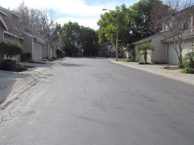 2nd image of 865 Live Oak Pl