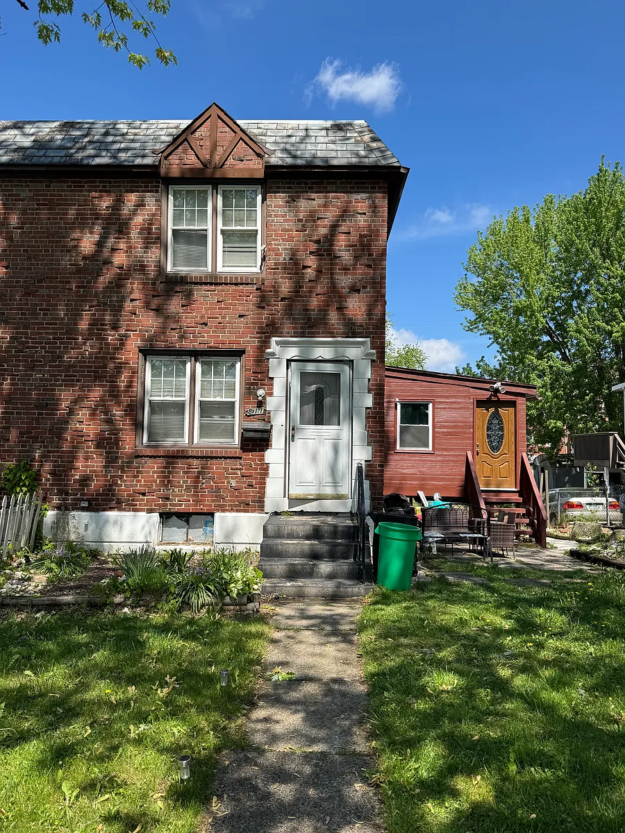Photo 1 of 11 - 811 W Emaus Ave - Allentown, PA Primary Photo - 811 W Emaus Ave