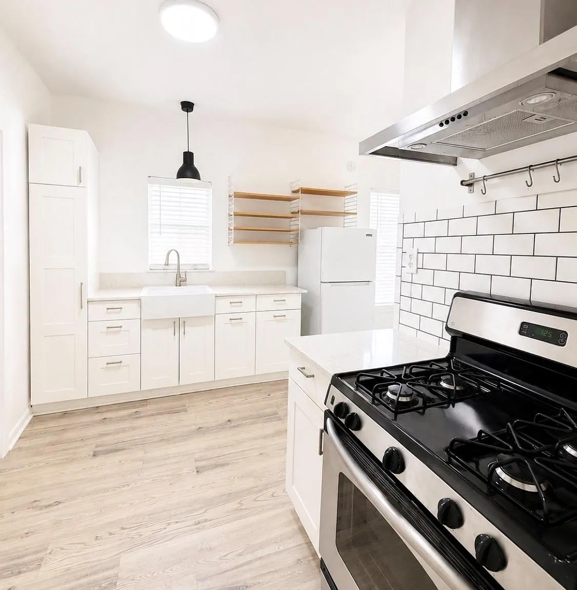 2 bed, 1.0 bath, 832 sqft, $1,700 — Photo 2