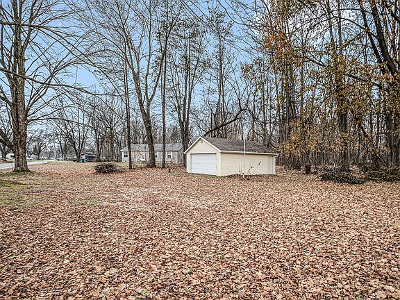 3rd image of 52536 Lakeshore Dr