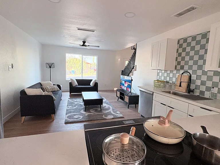 S 46th Pl — Photo 2
