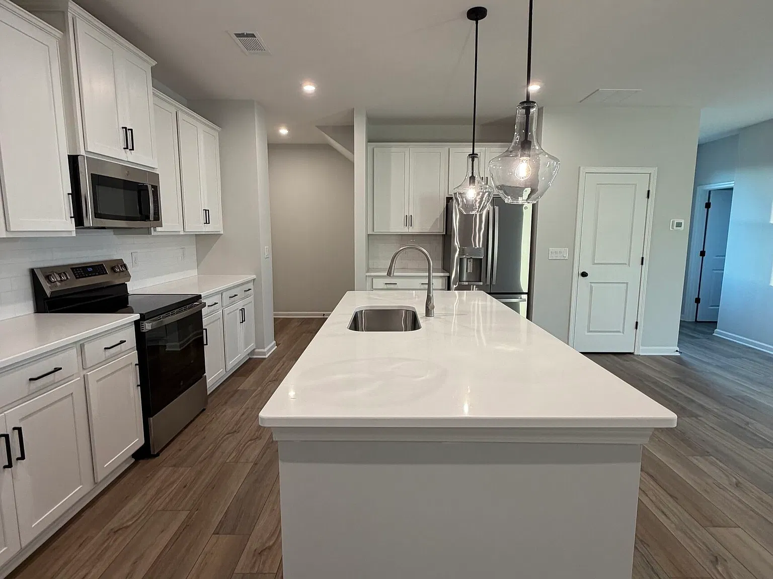 3 bed, 2.5 bath, $2,395 — Photo 2