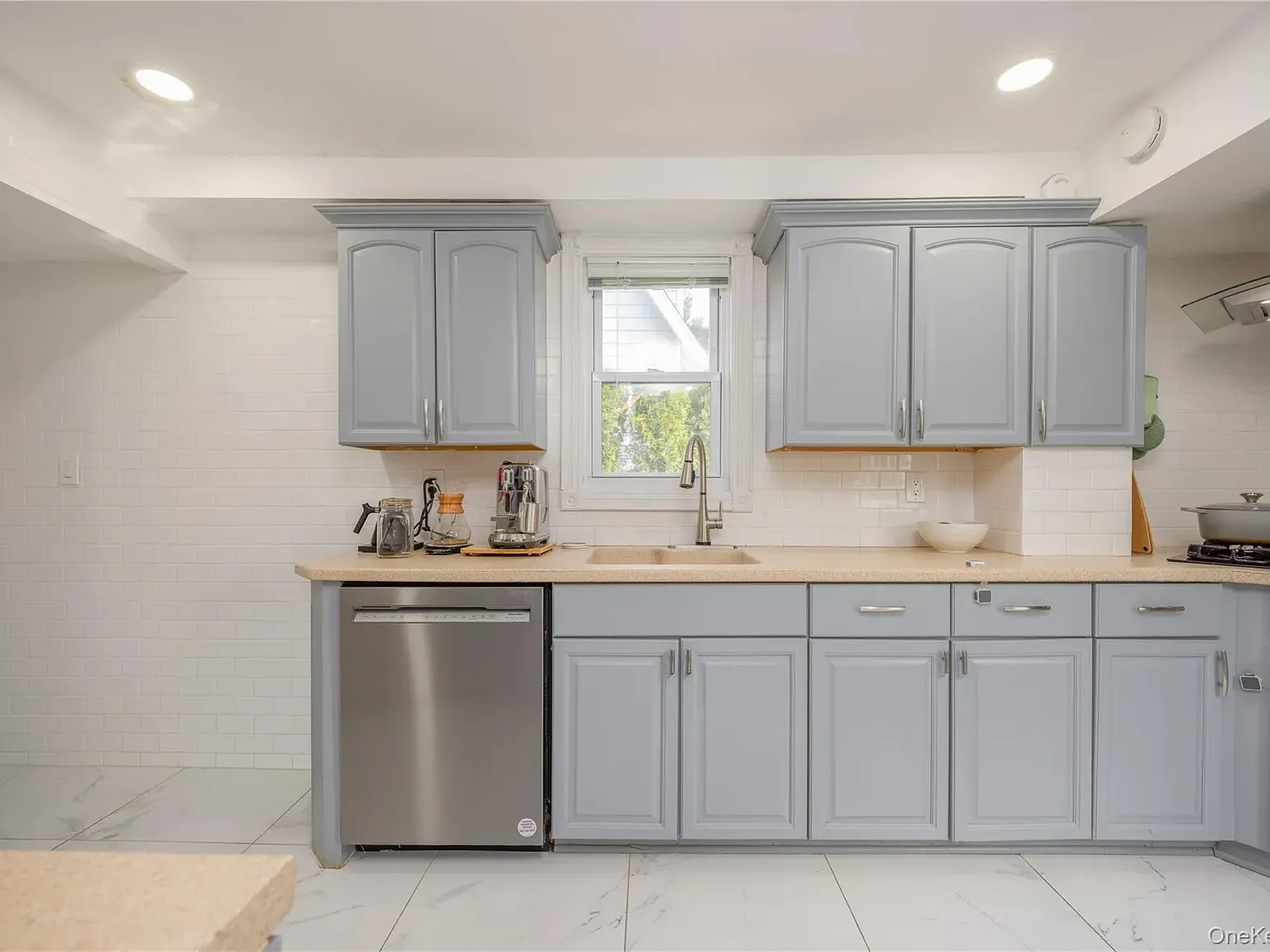 3 bed, 2.5 bath, 2400 sqft, $6,700 — Photo 3