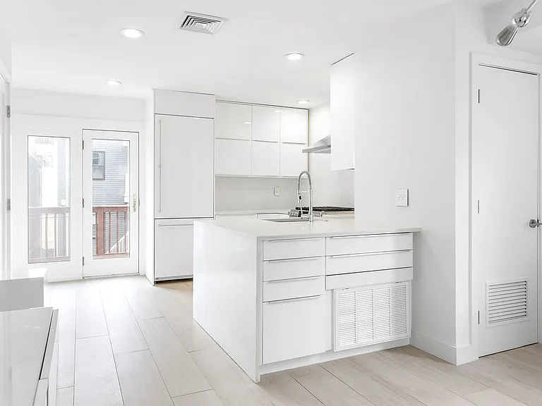 119 W 3rd St #B — Photo 6