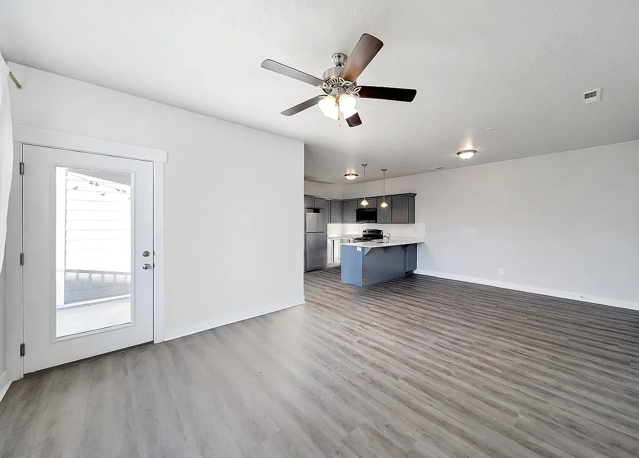 3 bed, 1272 sqft, $1,900 — Photo 2