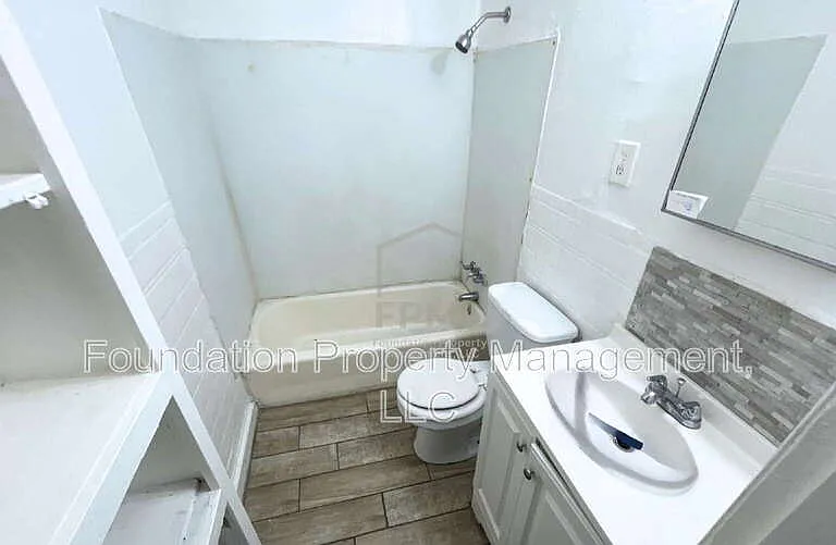 2320 E Warren St — Photo 8