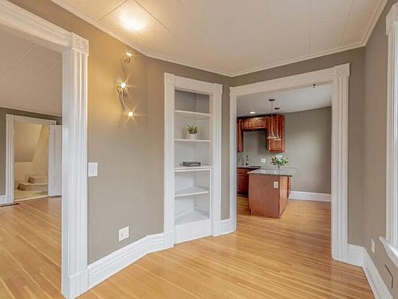 3rd image of 213 Oxford St