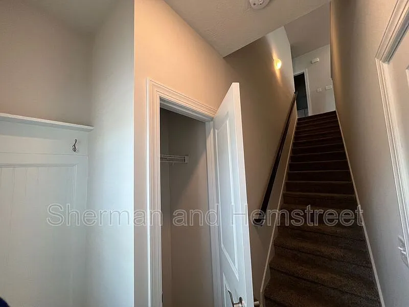 1 bed, 1.0 bath, 863 sqft, $1,290 — Photo 2