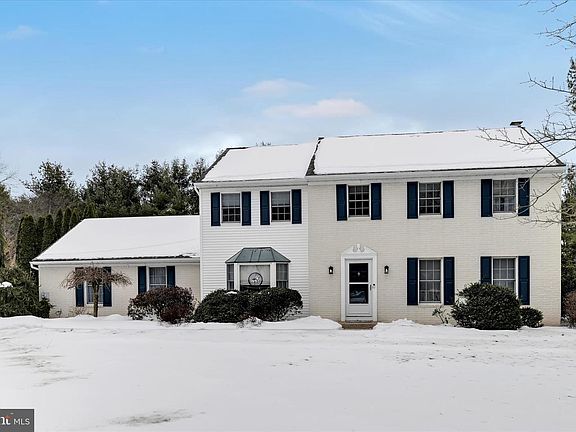 2nd image of 1823 Ridgewood Rd