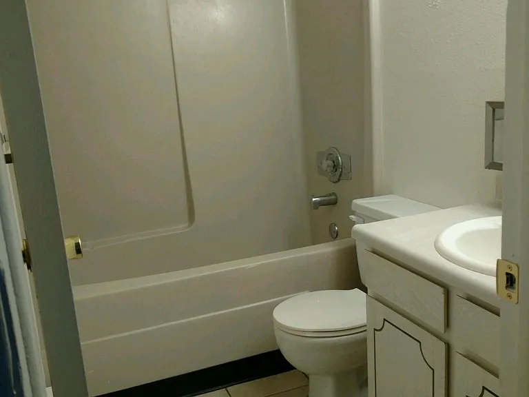 1924 Vinewood Ln #11 — Photo 3