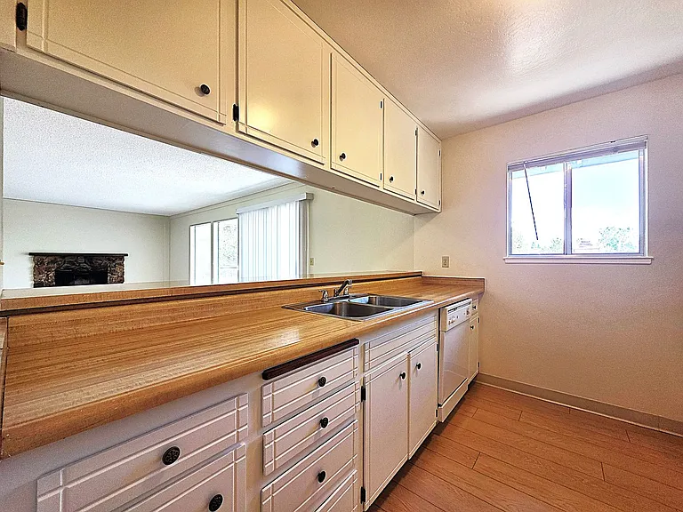 1005 Brinkby Ave — Photo 9