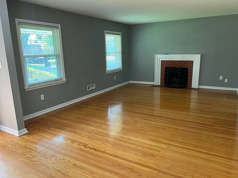 1502 Lynn Way — Photo 3