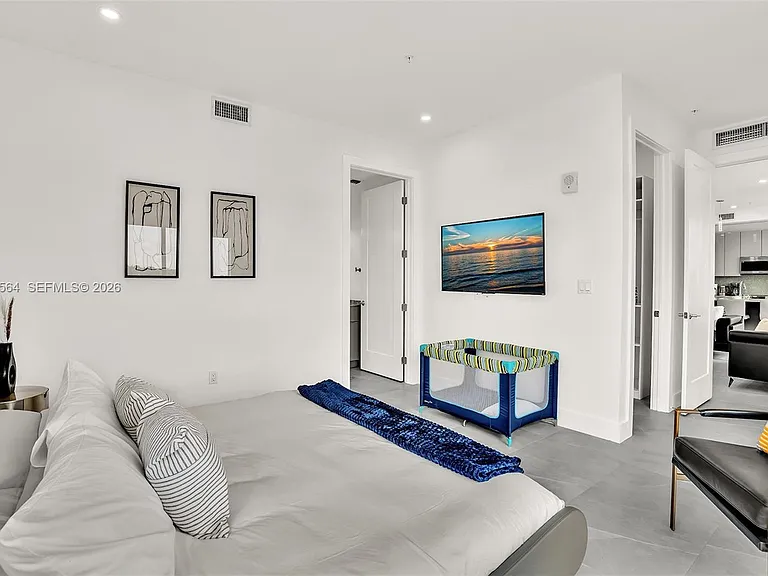 2100 Miami Rd #401 — Photo 12