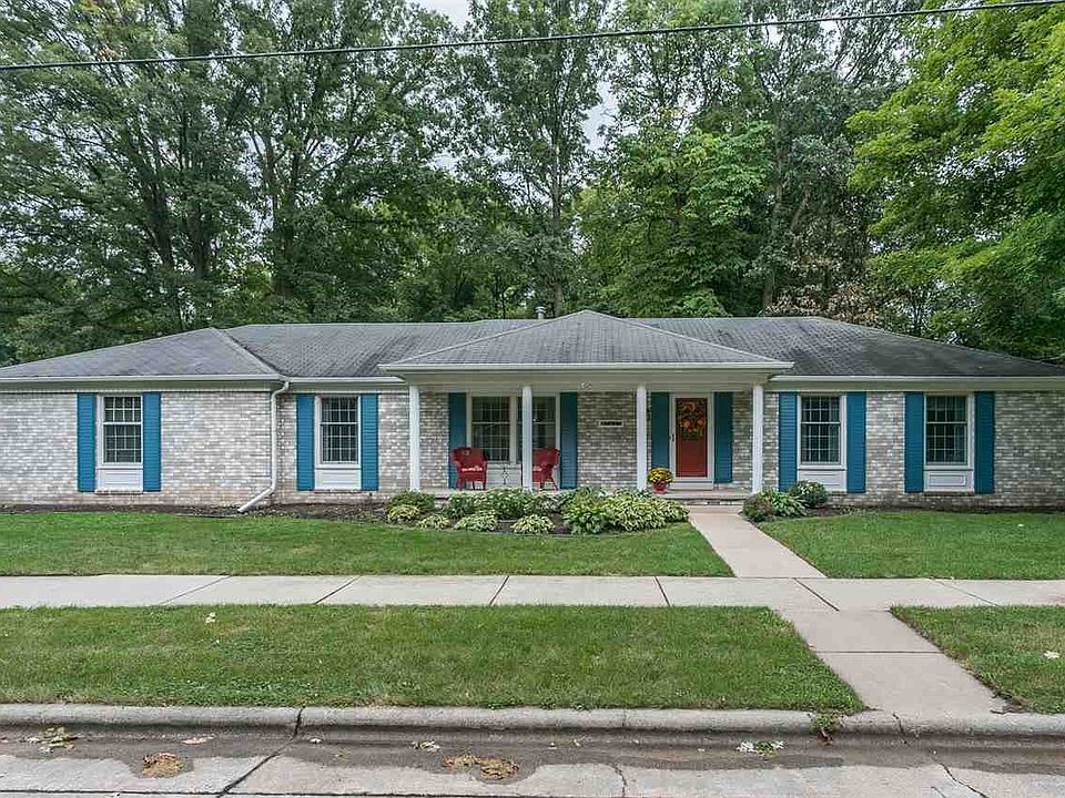 Gracious ranch set on wooded lot