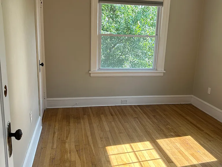 17416 Woodford Ave — Photo 21