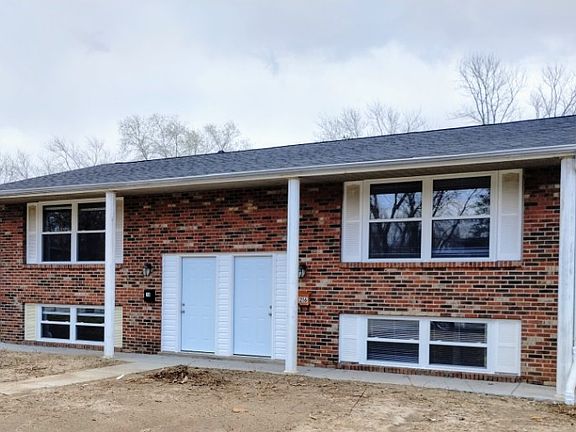FRONT OF THE TOWNHOUSE. DOOR TO THE RIGHT IS THE 216 SIDE.