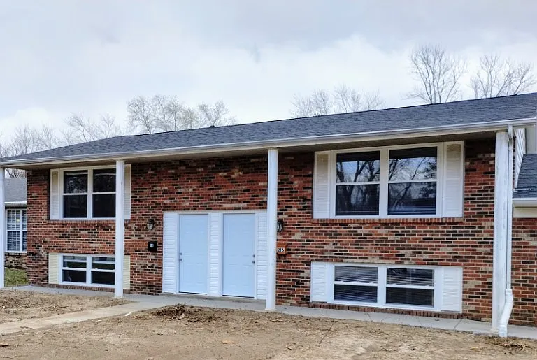 FRONT OF THE TOWNHOUSE. DOOR TO THE RIGHT IS THE 216 SIDE.