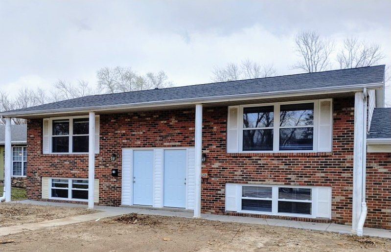 FRONT OF THE TOWNHOUSE. DOOR TO THE RIGHT IS THE 216 SIDE.