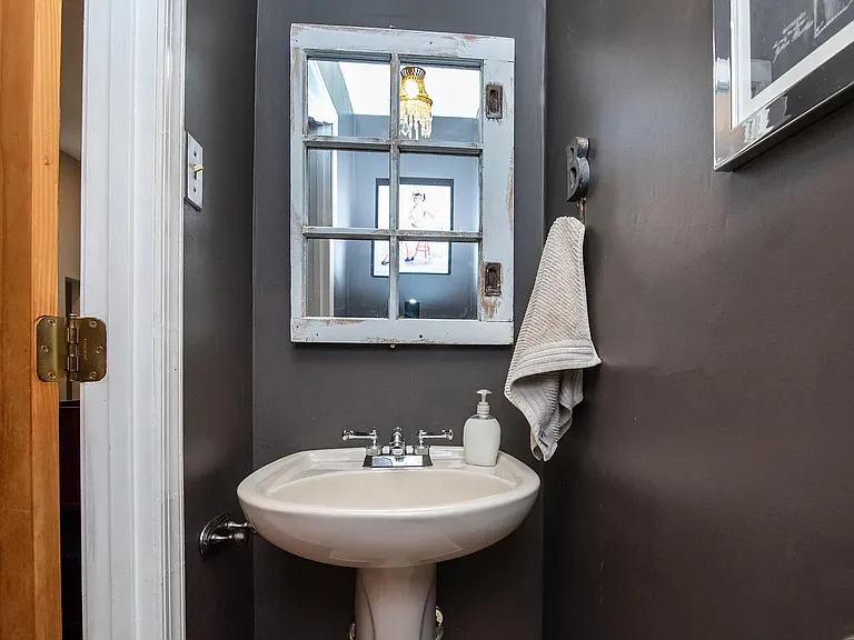 213 W George St — Photo 6