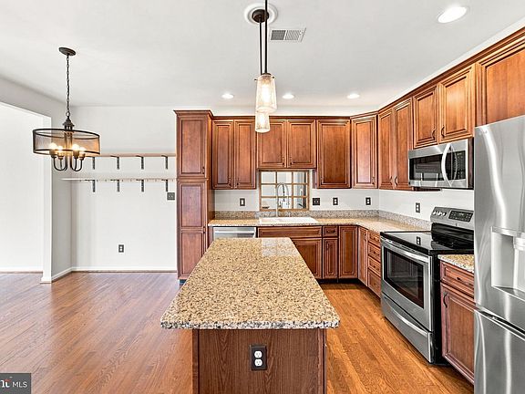 2nd image of 814 Maple Flats Ter