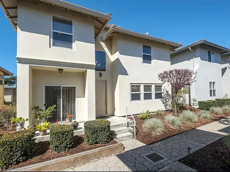3 Carmel Cir — Photo 1