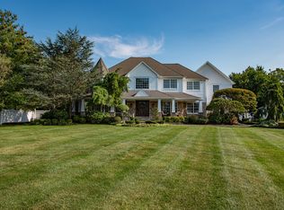 17 Deepwells Ln, Saint James, NY 11780