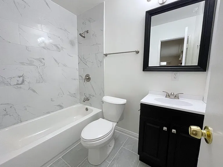 2851 Montrose Ave — Photo 16