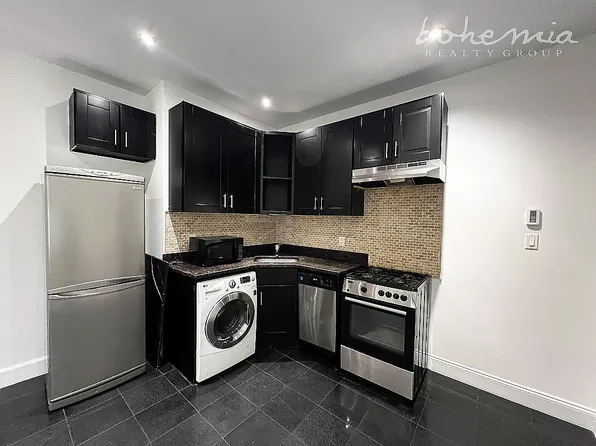 8 West 108th Street 27L image 3 of 10