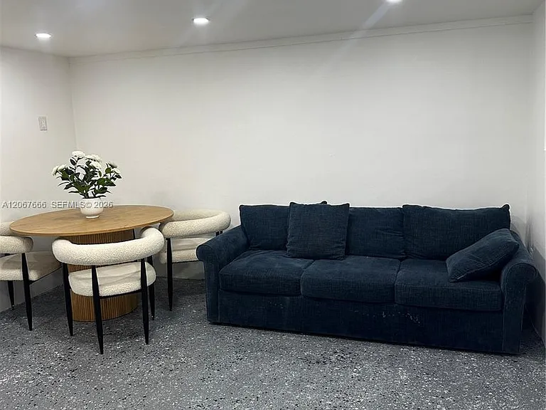 1725 NW 9th Ave #STUDIO — Photo 8