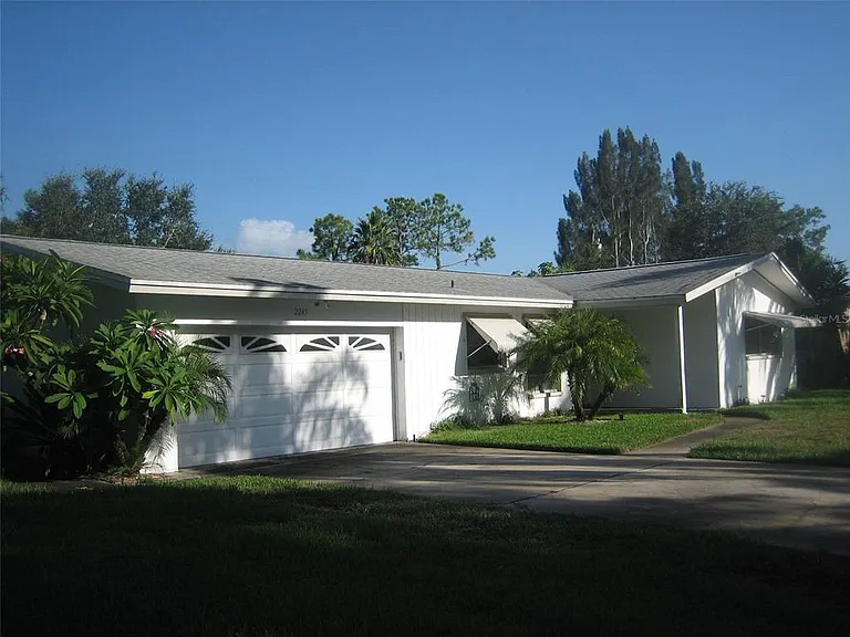 2245 Cedar Dr — Photo 2