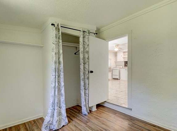 5th image of 120 Beverly Ct #2