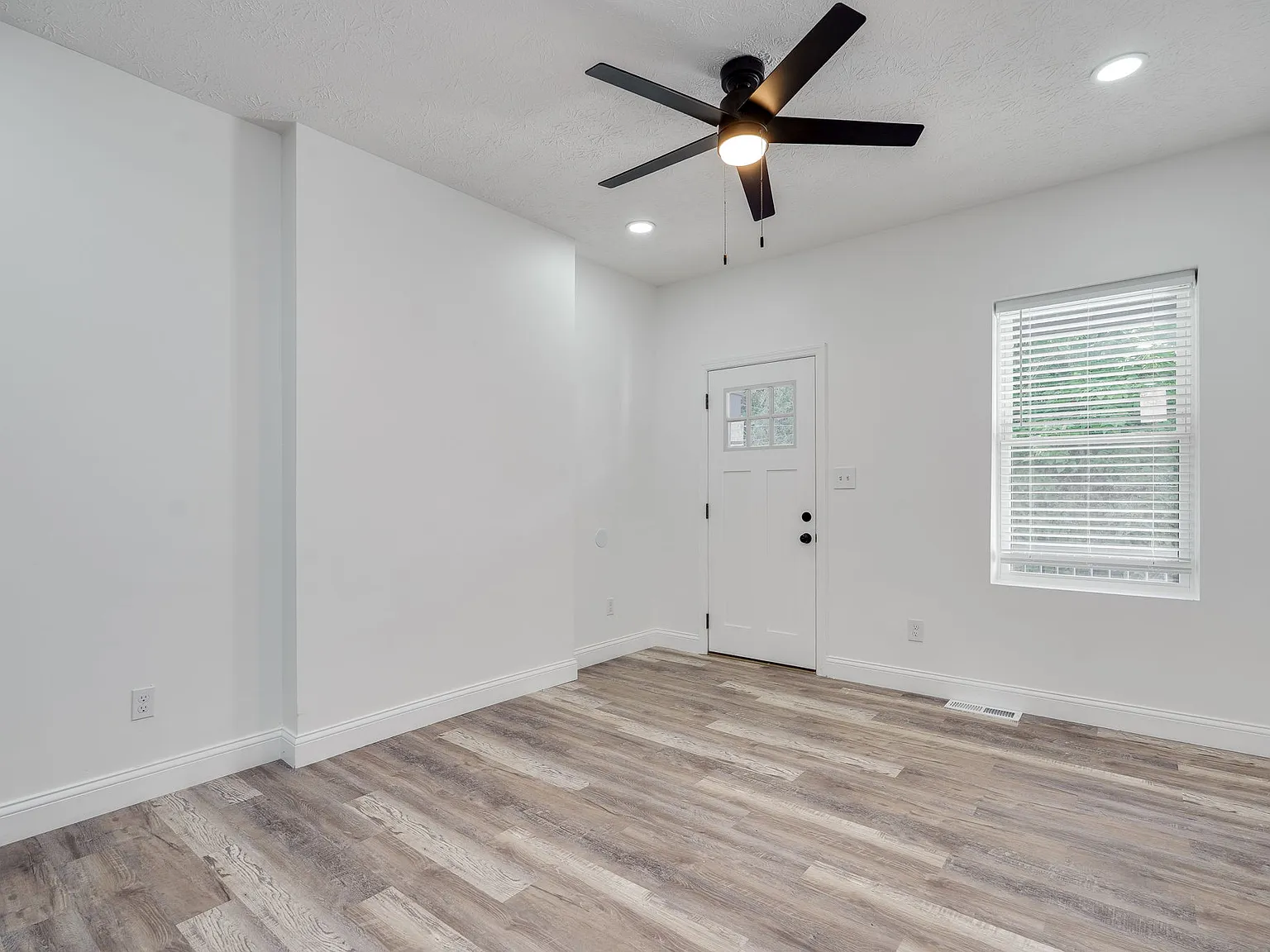 3 bed, 1192 sqft, $2,000 — Photo 4
