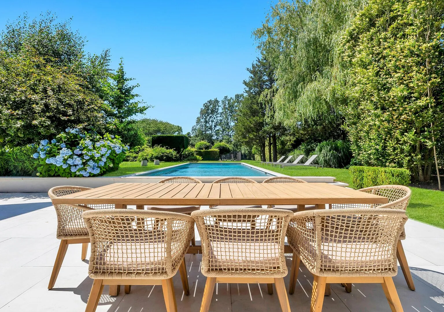 Luxurious Resort-Style Water Mill Estate, Minutes to Town & Beach — Photo 3