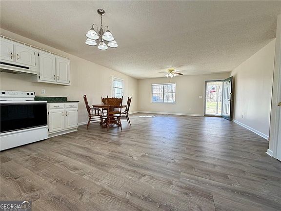 4th image of 633 Cash Rd NE