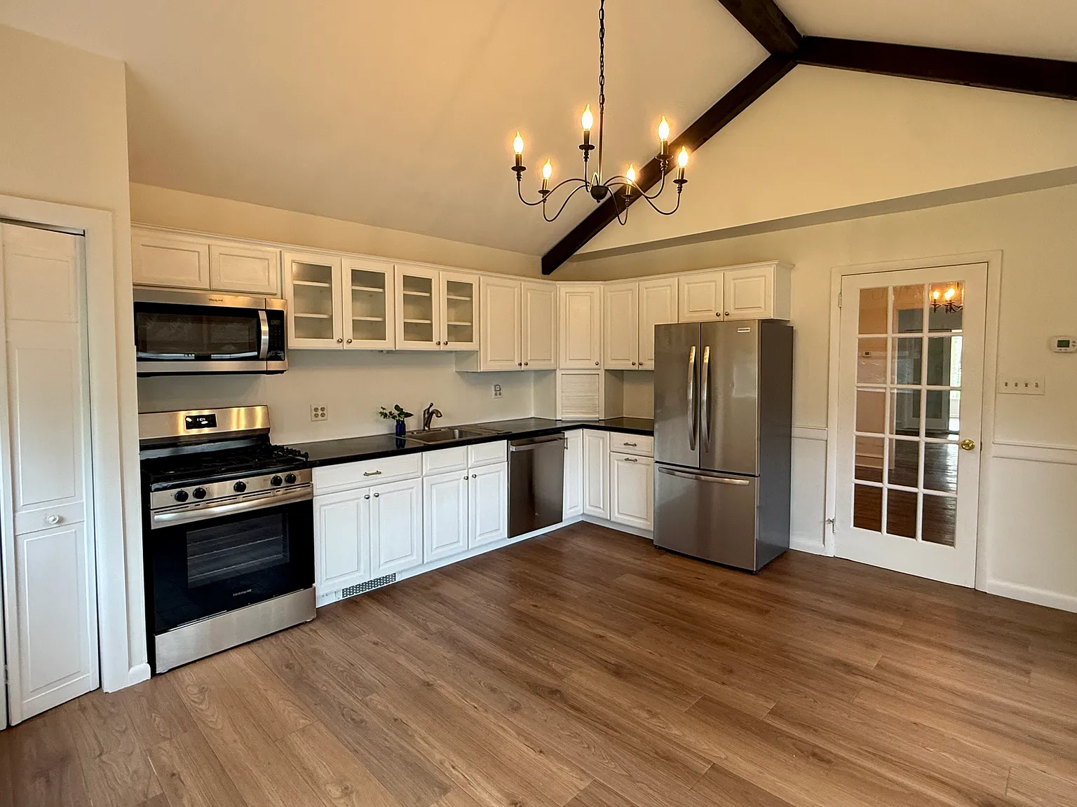3 bed, 1576 sqft, $3,200 — Photo 3