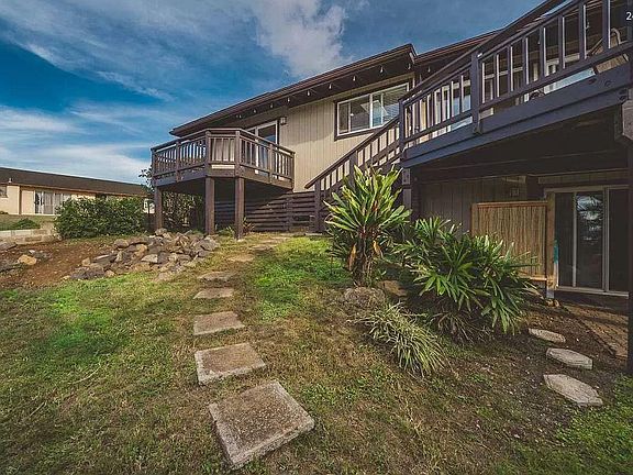 Private entrance with shower outside