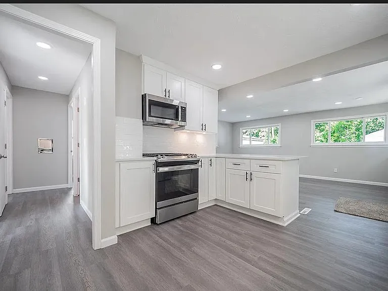 335 Inwood Blvd — Photo 3
