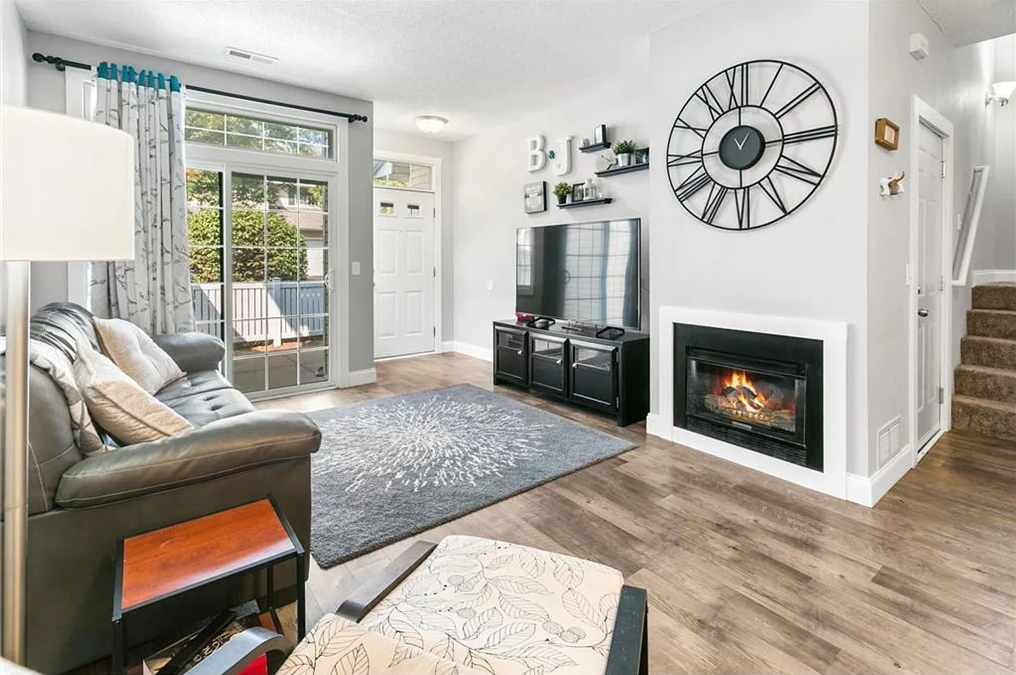 Sparkling Clean 2+ Bedroom Townhome with Fireplace close to Everything in Apple Valley! — Photo 3