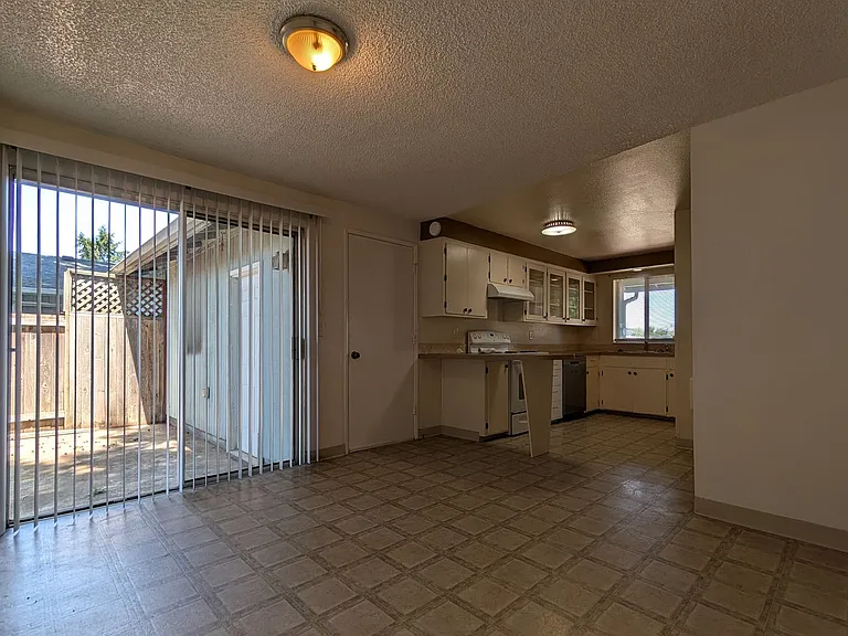 1320 Candlelight Dr — Photo 11