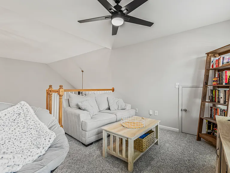706 Beverly Dr — Photo 6
