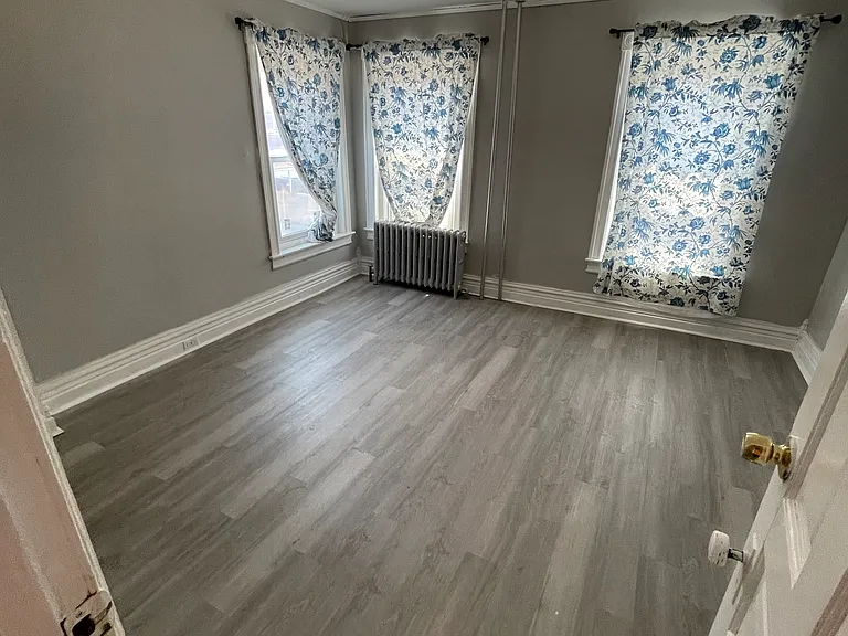 513 W Green St — Photo 8