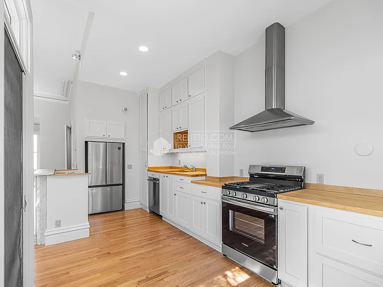 569 Capp St — Photo 4