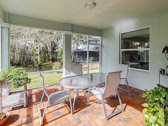 5th image of 522 SW Marion Court